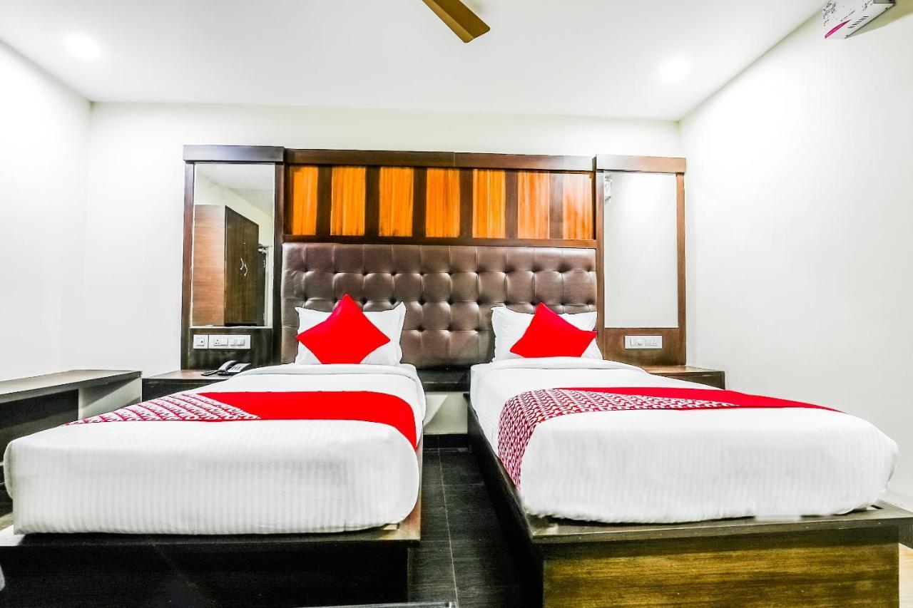 Oyo 16155 Hotel Dcm Grand Vijayawada Ngoại thất bức ảnh