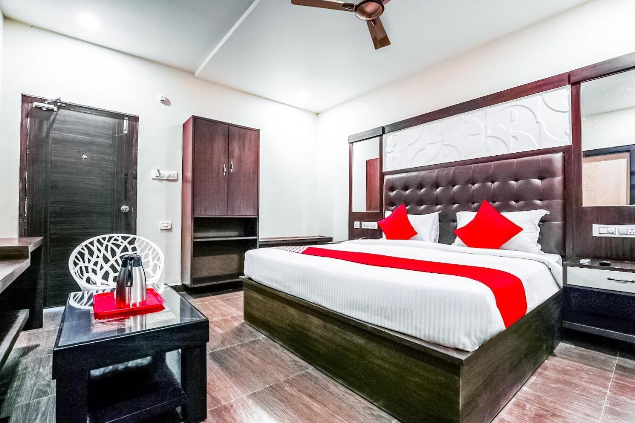 Oyo 16155 Hotel Dcm Grand Vijayawada Ngoại thất bức ảnh
