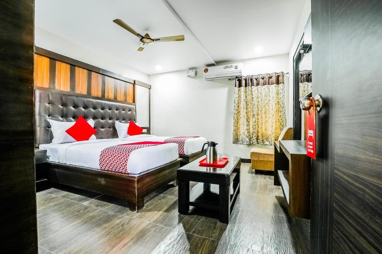 Oyo 16155 Hotel Dcm Grand Vijayawada Ngoại thất bức ảnh