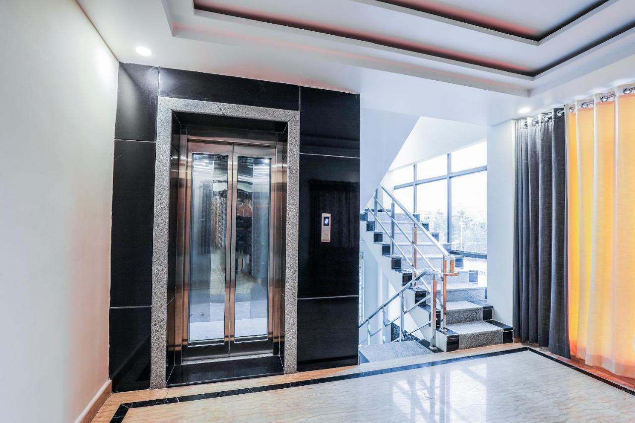 Oyo 16155 Hotel Dcm Grand Vijayawada Ngoại thất bức ảnh