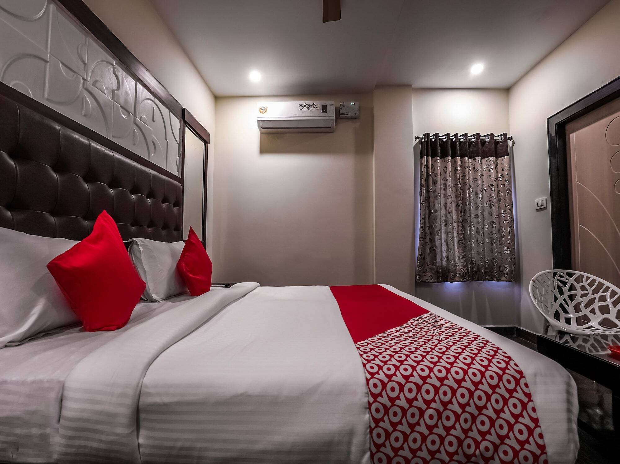 Oyo 16155 Hotel Dcm Grand Vijayawada Ngoại thất bức ảnh